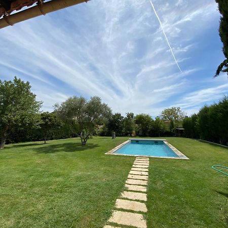 Studio En Provence Avec Piscine La Barben Exterior foto