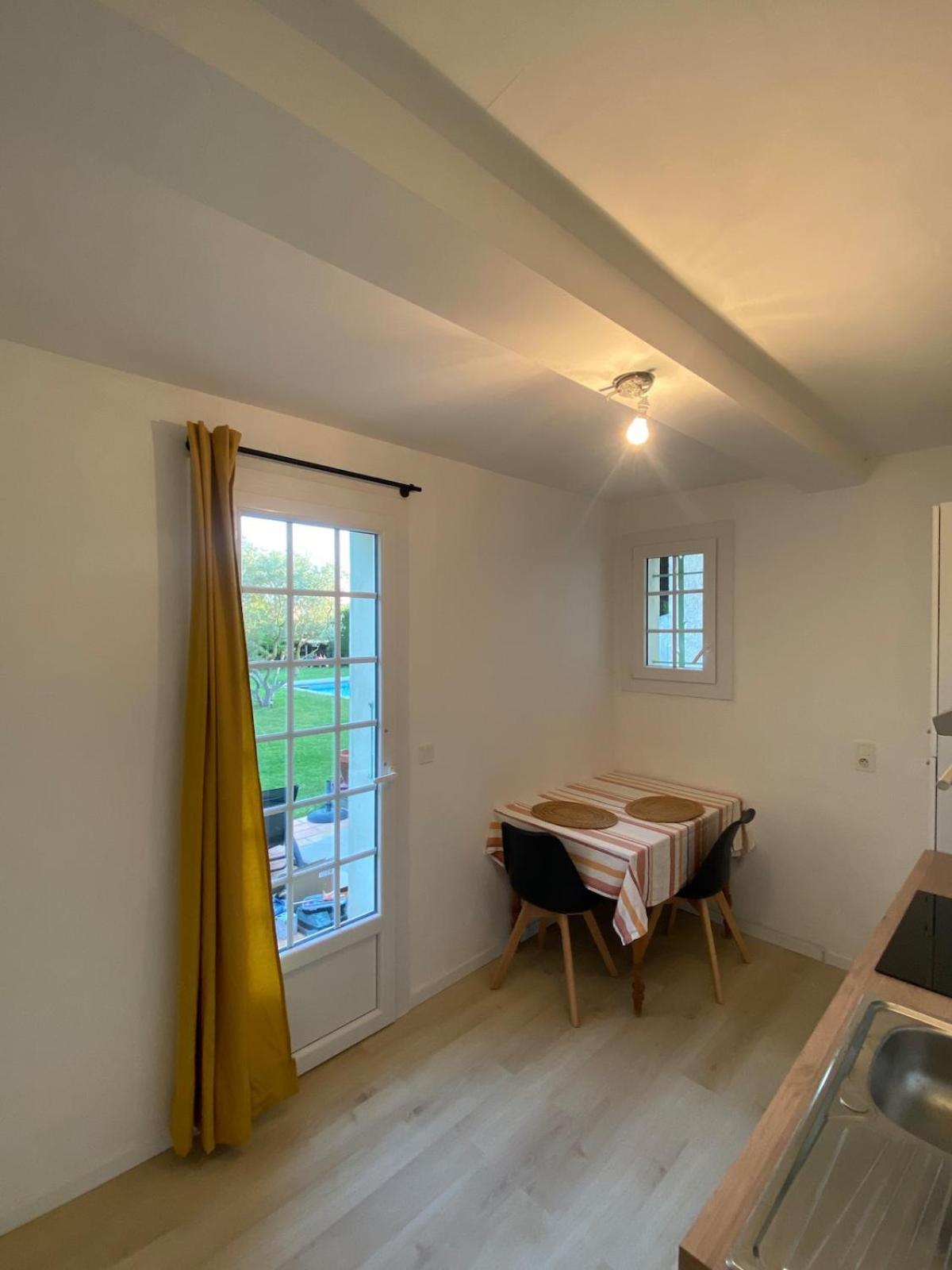 Studio En Provence Avec Piscine La Barben Exterior foto
