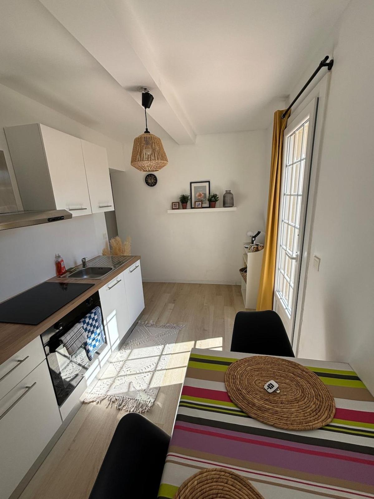 Studio En Provence Avec Piscine La Barben Exterior foto
