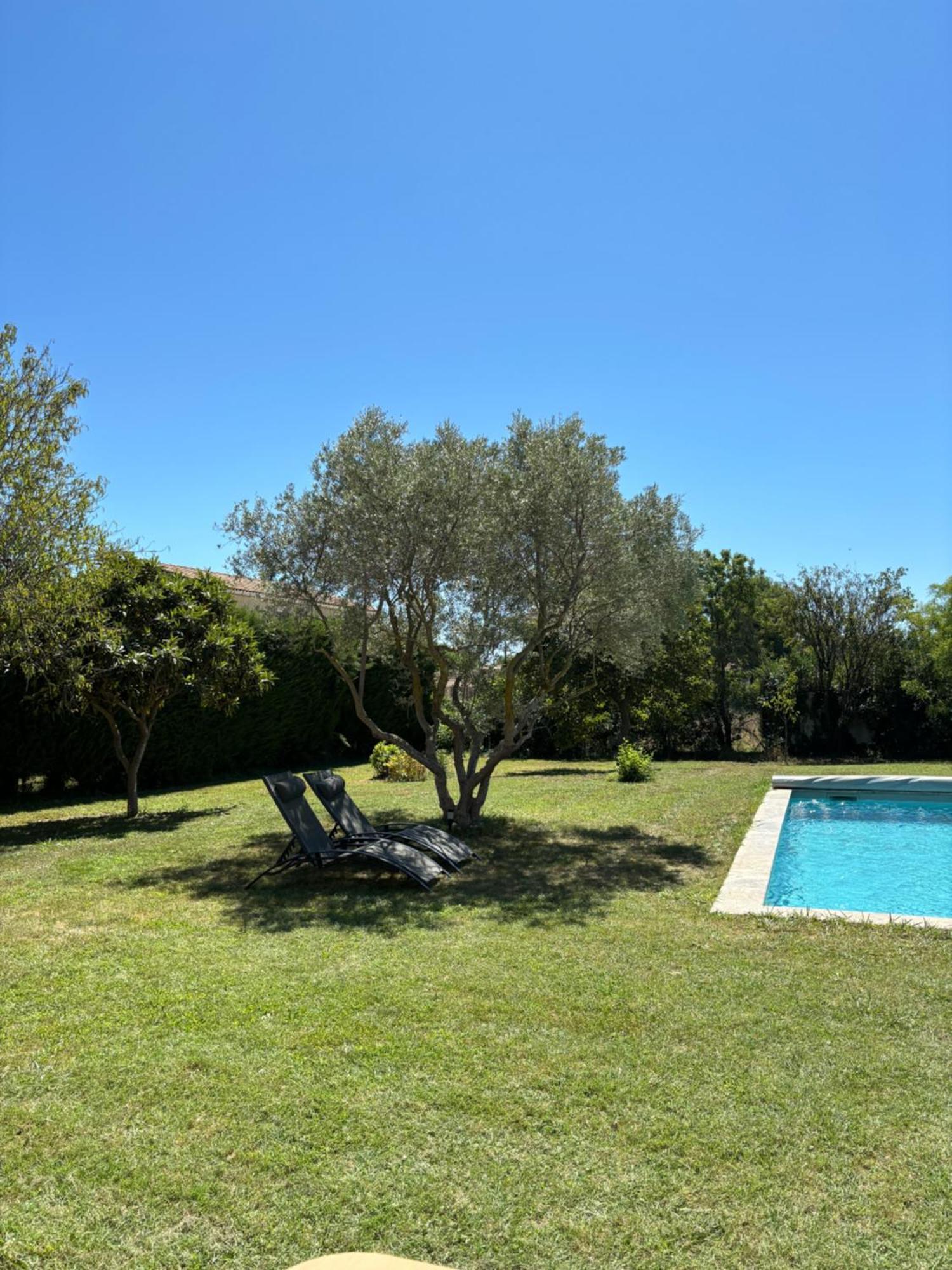 Studio En Provence Avec Piscine La Barben Exterior foto